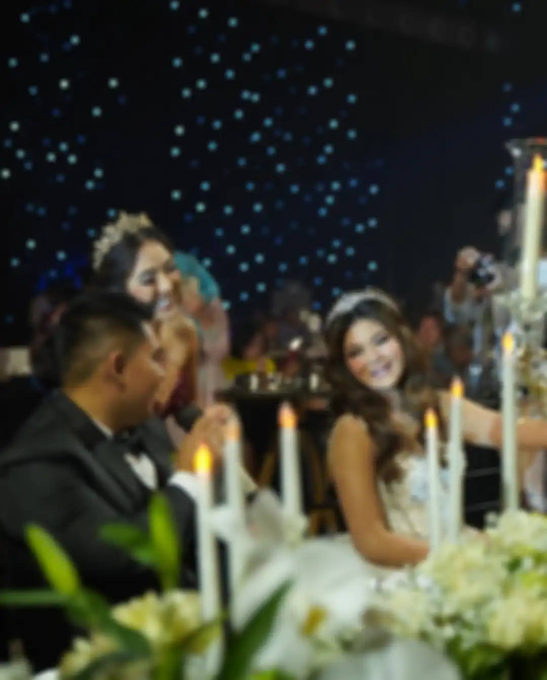 Di foto, Gisel terlihat cantik dengan mengenakan dress panjang berwarna merah marun. Dia tampak percaya diri tampil di atas panggung. 