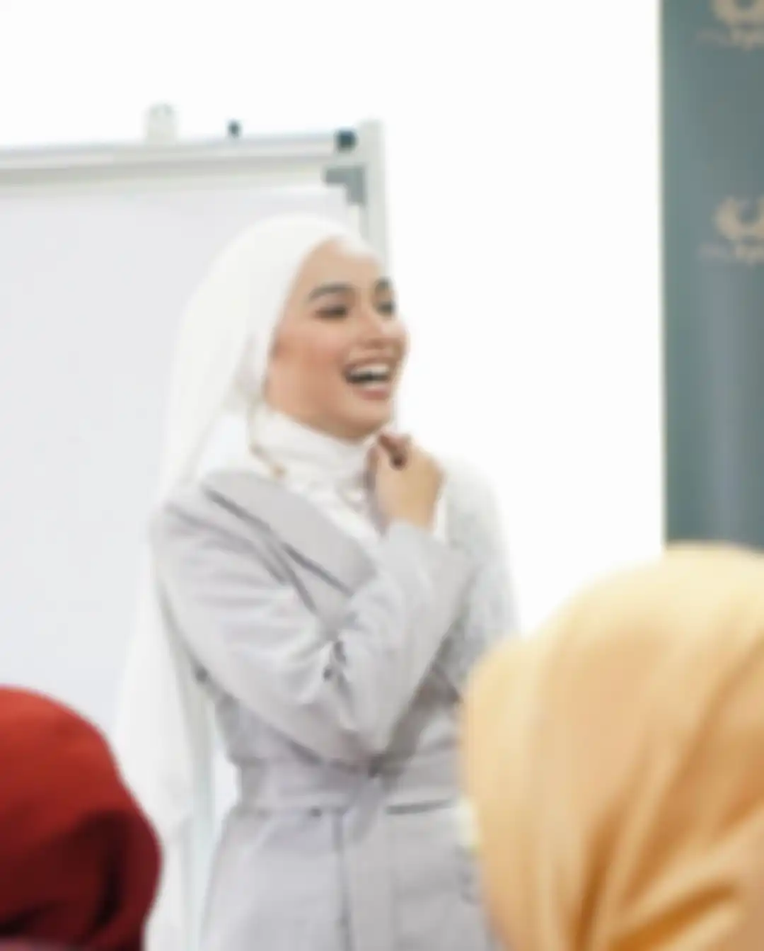 Tya Arifin mantan bintang sinetron Preman Pensiun dihujat gegara gaya hijabnya mirip biarawati. Foto terkininya jadi sorotan. 