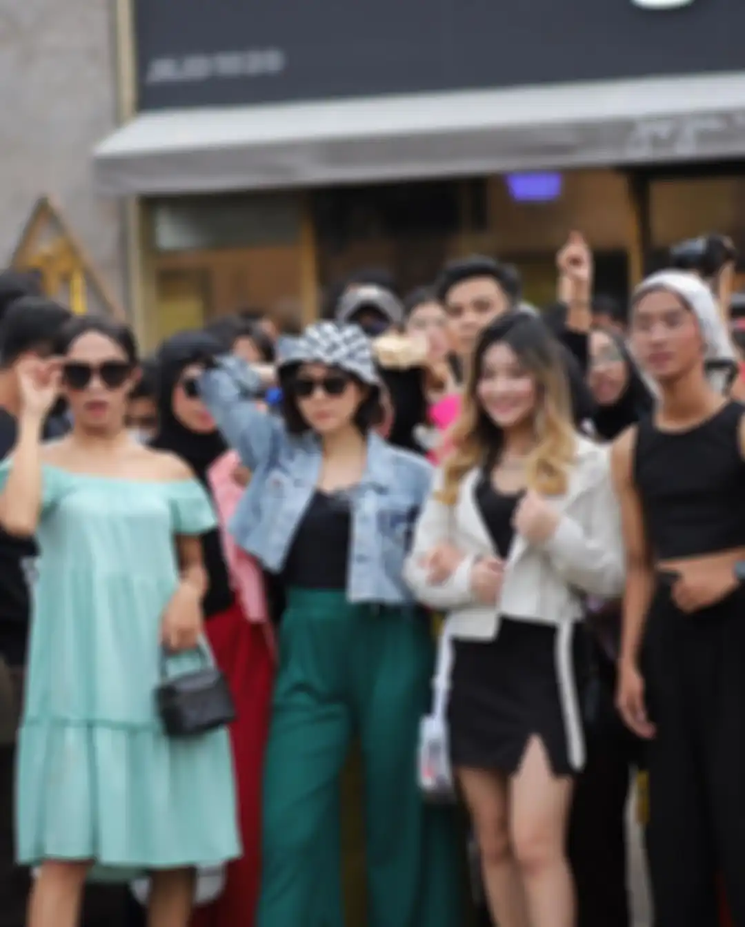 Gisel malah dibilang mirip Jeje dalam kondisi begini. Ibunda gempi sempat mengelus-elus Bonge di Citayam Fashion Week. 