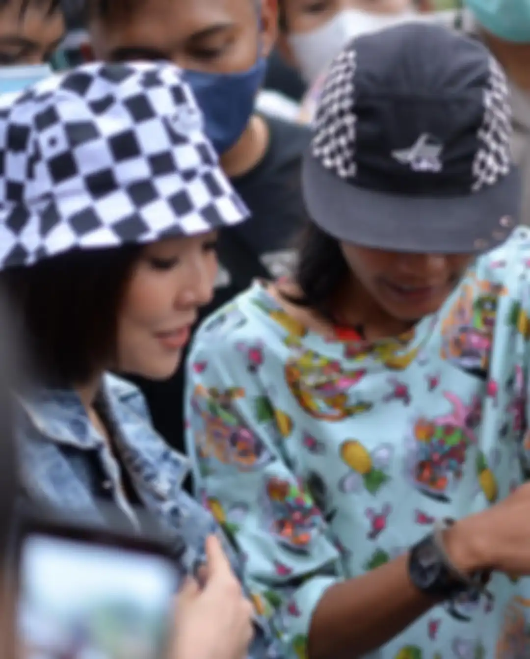 Gisel yang sempat dihujat tampil di Citayam Fashion Week belum kapok pamer foto bareng Bonge, salah satu ikon CFW. 