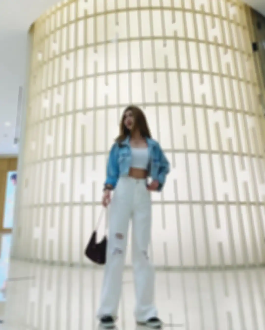 Outfit tank top dan celana jeans Maureen Daryanani