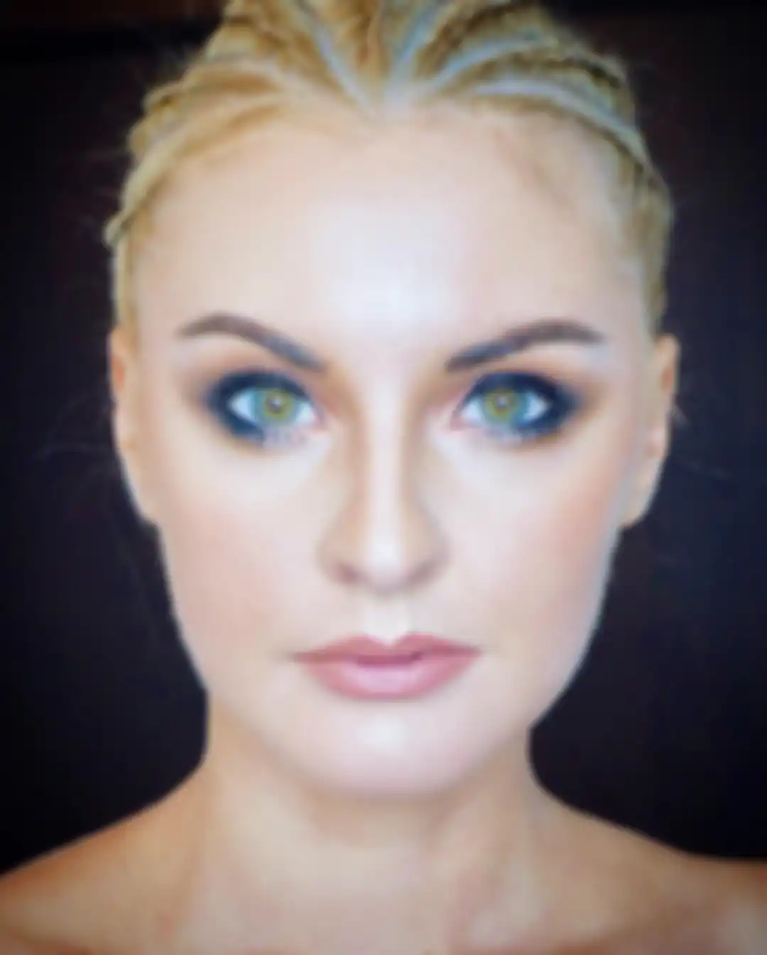 Blue smokey eyes yang diterapkan pada wajah Ailey MacQueen membuat sorot matanya lebih tajam namun tetap kalem karena lipstik yang ia kenakan berwarna nude