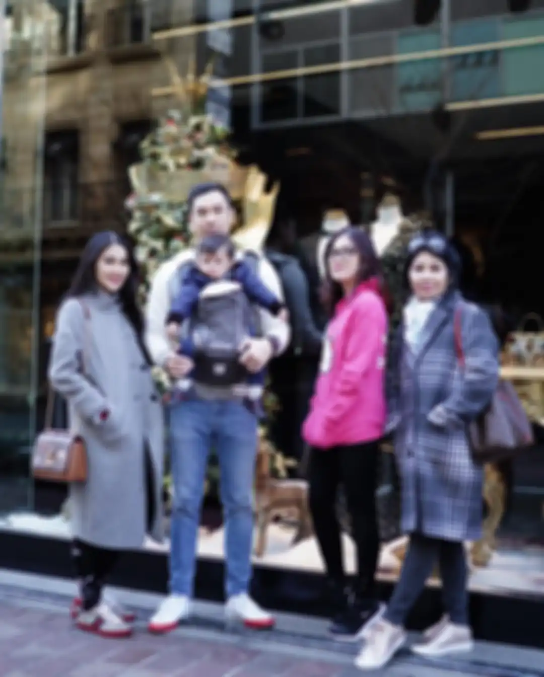 Catharina Erliani, ibu Sandra Dewi, tampil modis dalam balutan winter outfit.