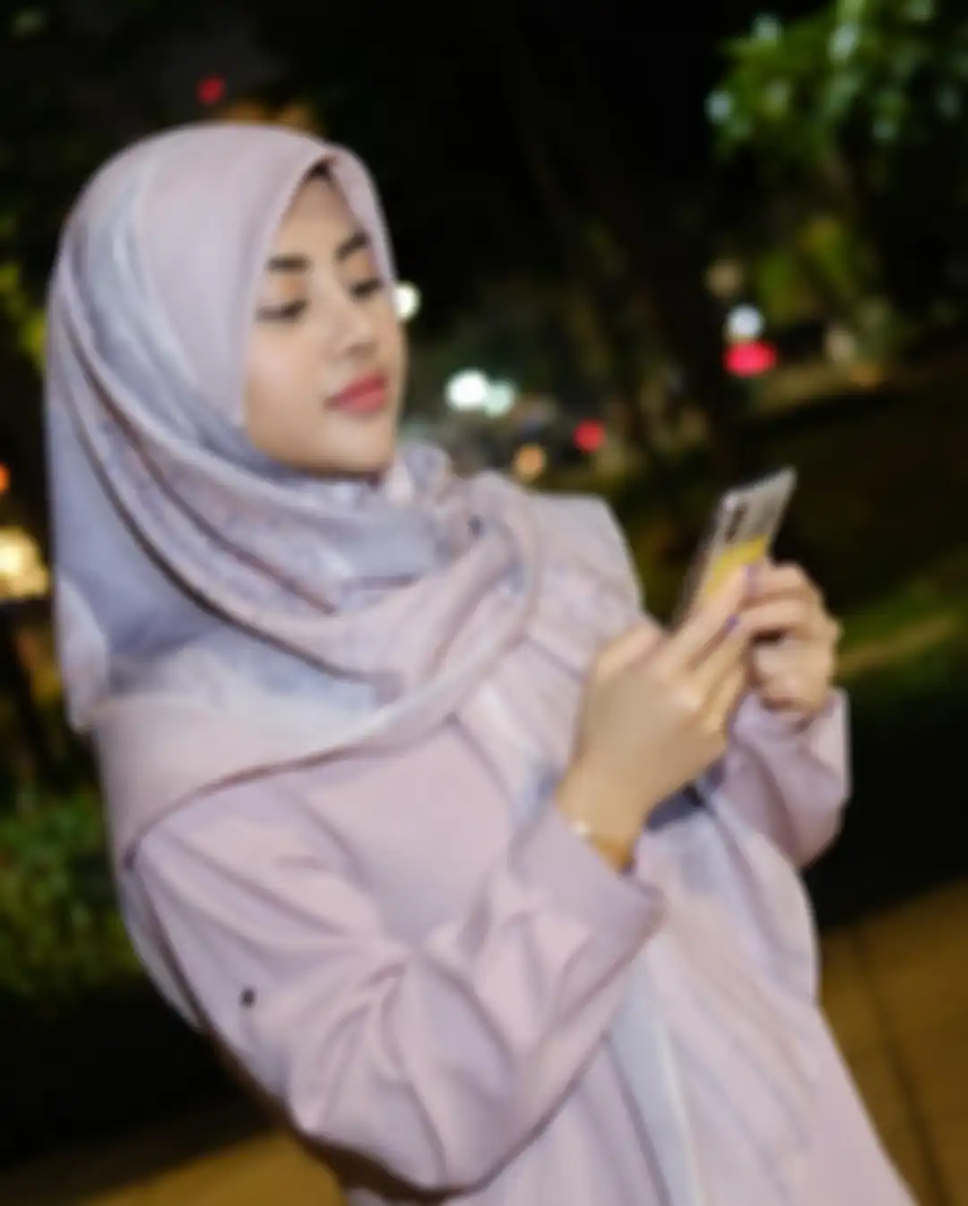 Foto Tania Ayu pakai hijab jadi sorotan. Nama model Tania Ayu terseret dalam kabar prostitusi online artis berinisial TA dengan tarif Rp 30 juta. 