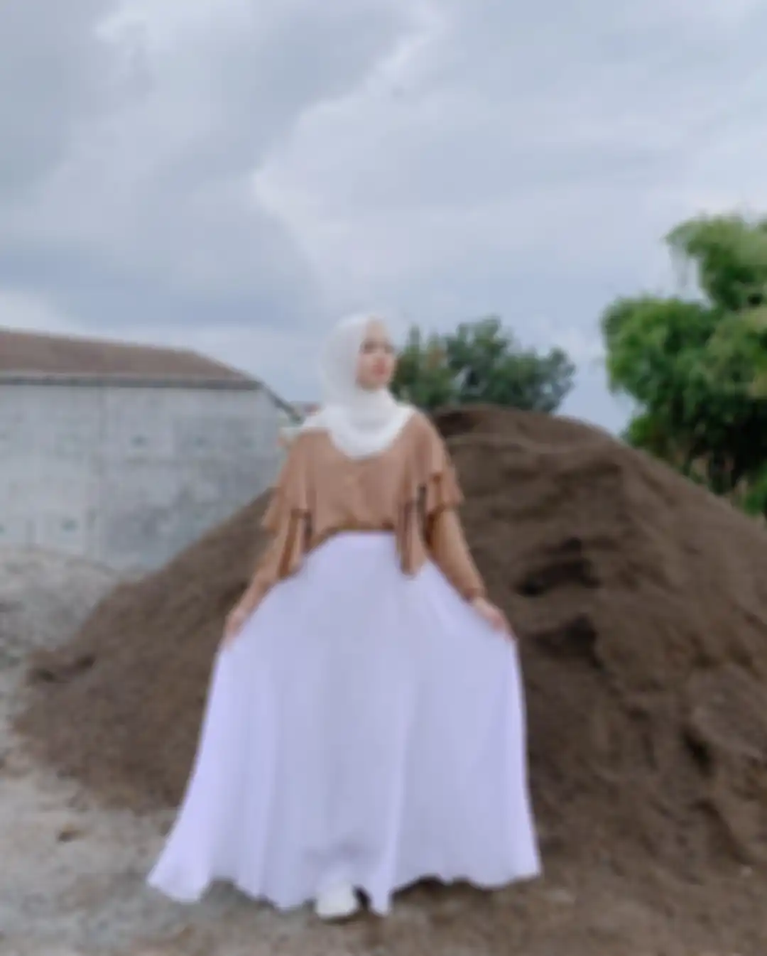 OOTD hijab dengan rok panjang ala Alma Esbeye