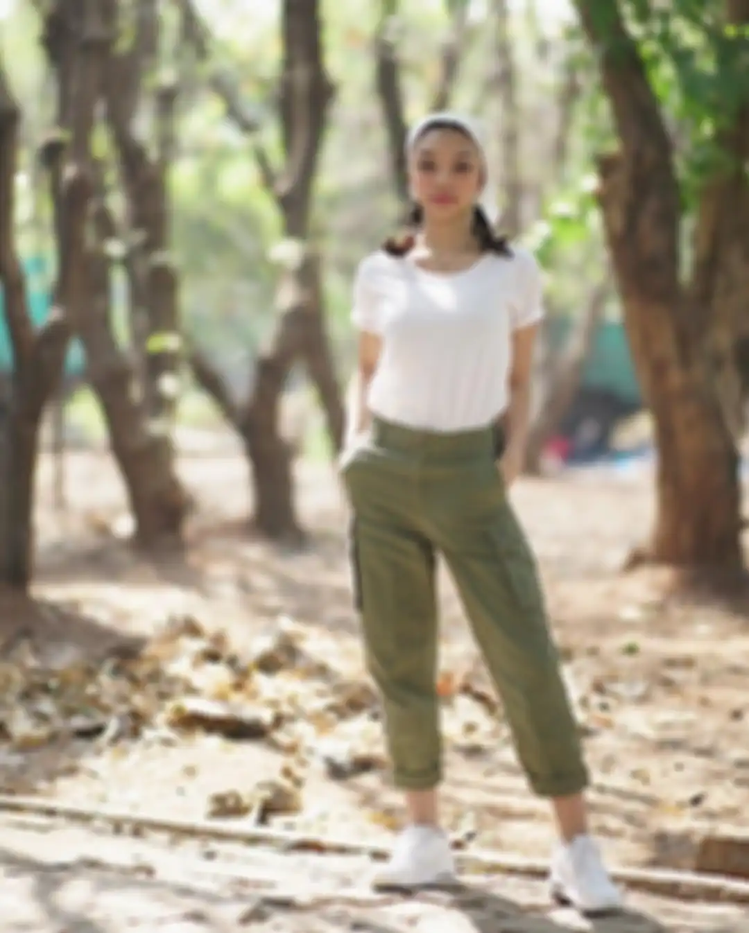 Gaya Naura Ayu pakai kaos putih