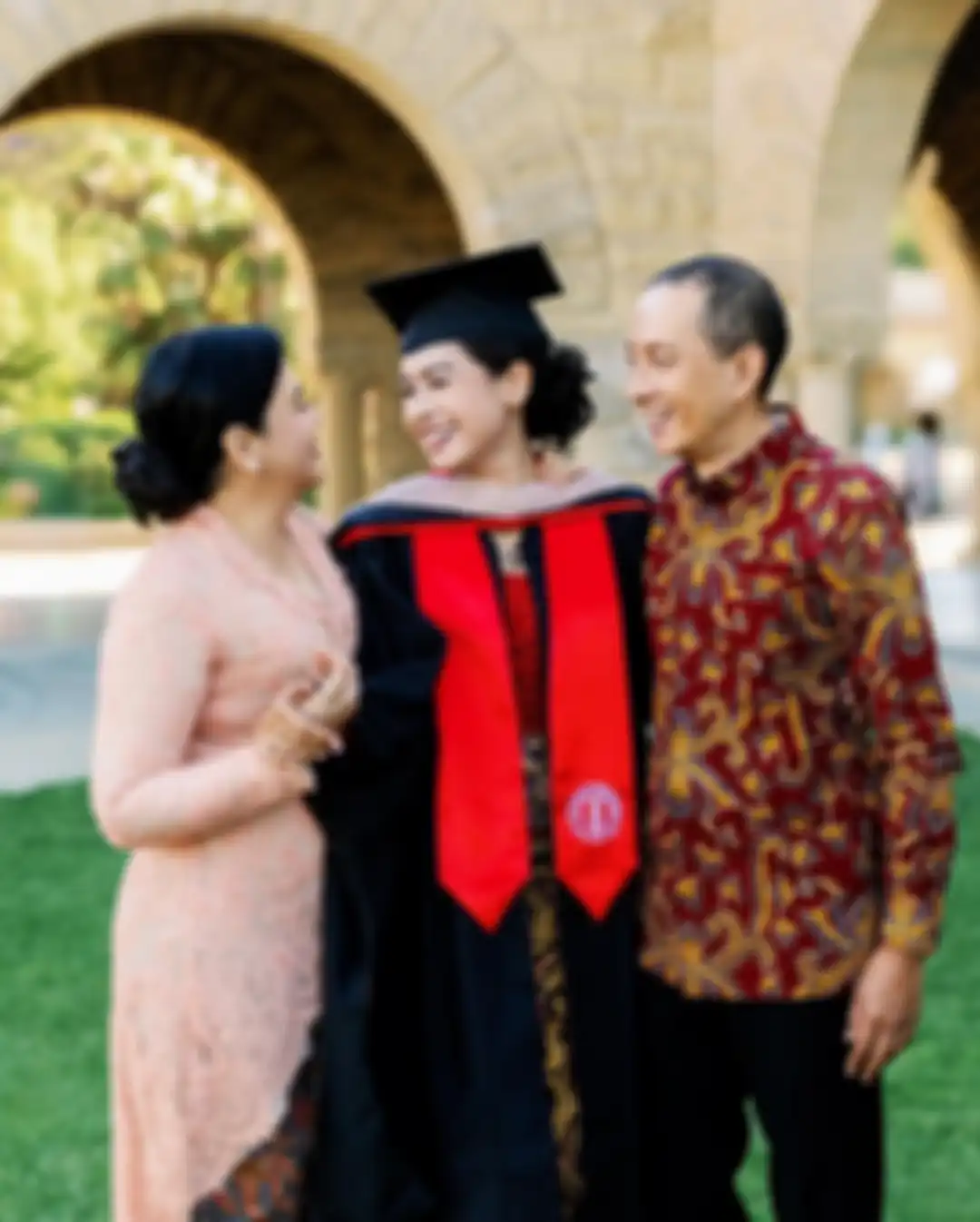 Foto momen Maudy Ayunda lulus kuliah S2 di Stanford University, bergaya bersama orangtuanya di kampus bergengsi. 