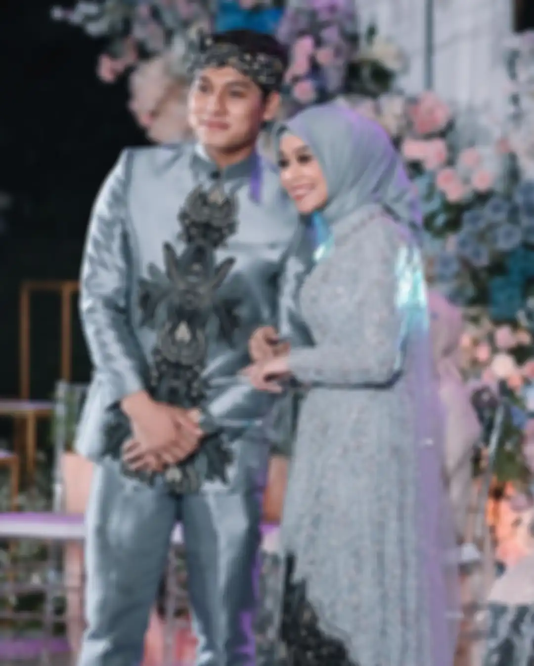 Acara lamaran Lesti Kejora dan Rizky Billar. Foto Lesti Kejora menimang bayi Putra Siregar menuai sorotan. Namun, alas kaki yang dikenakan oleh kakak Rizky Billar malah bikin salfok netizen. 