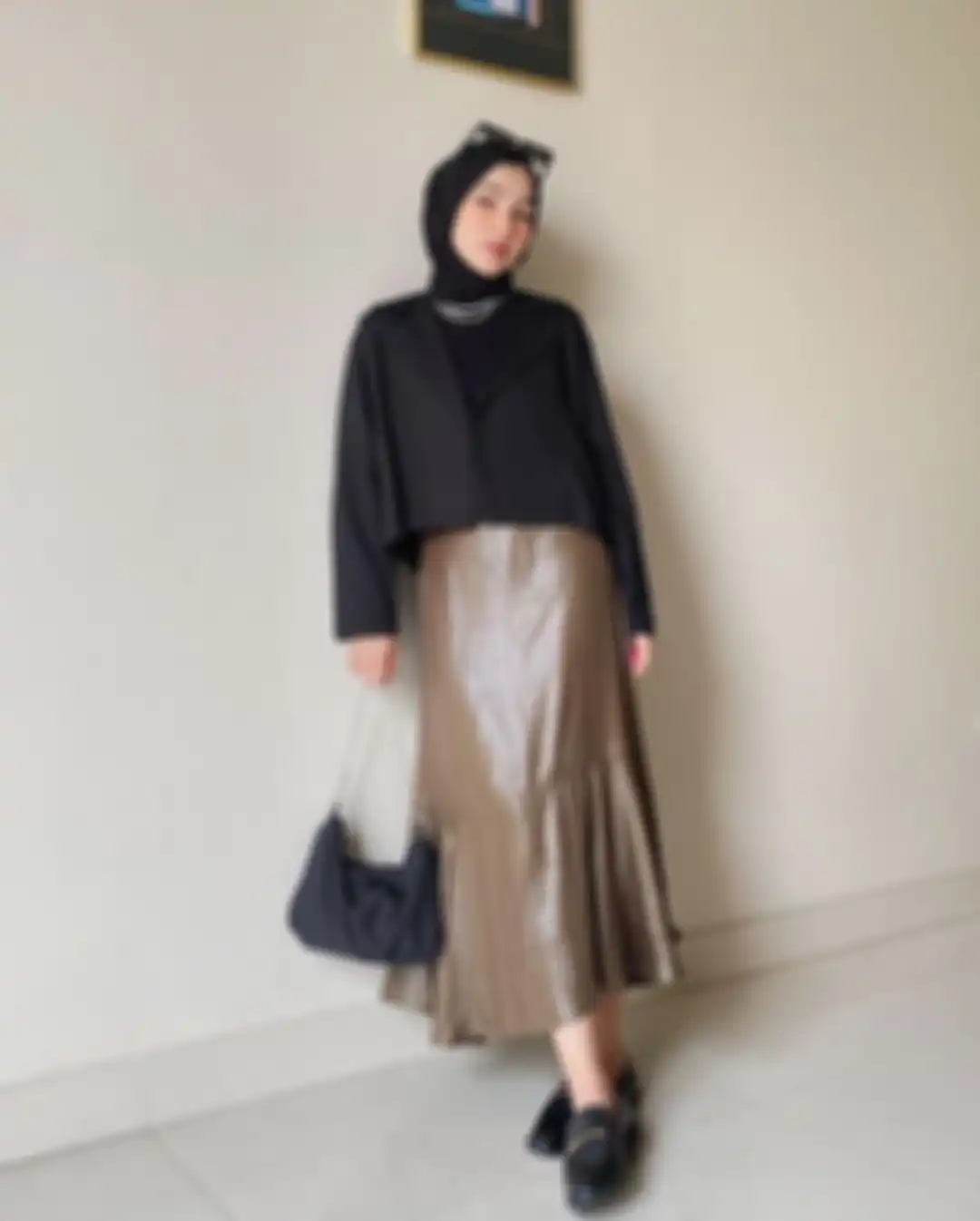 Inspirasi OOTD hijab pakai rok kulit yang lagi ngetren