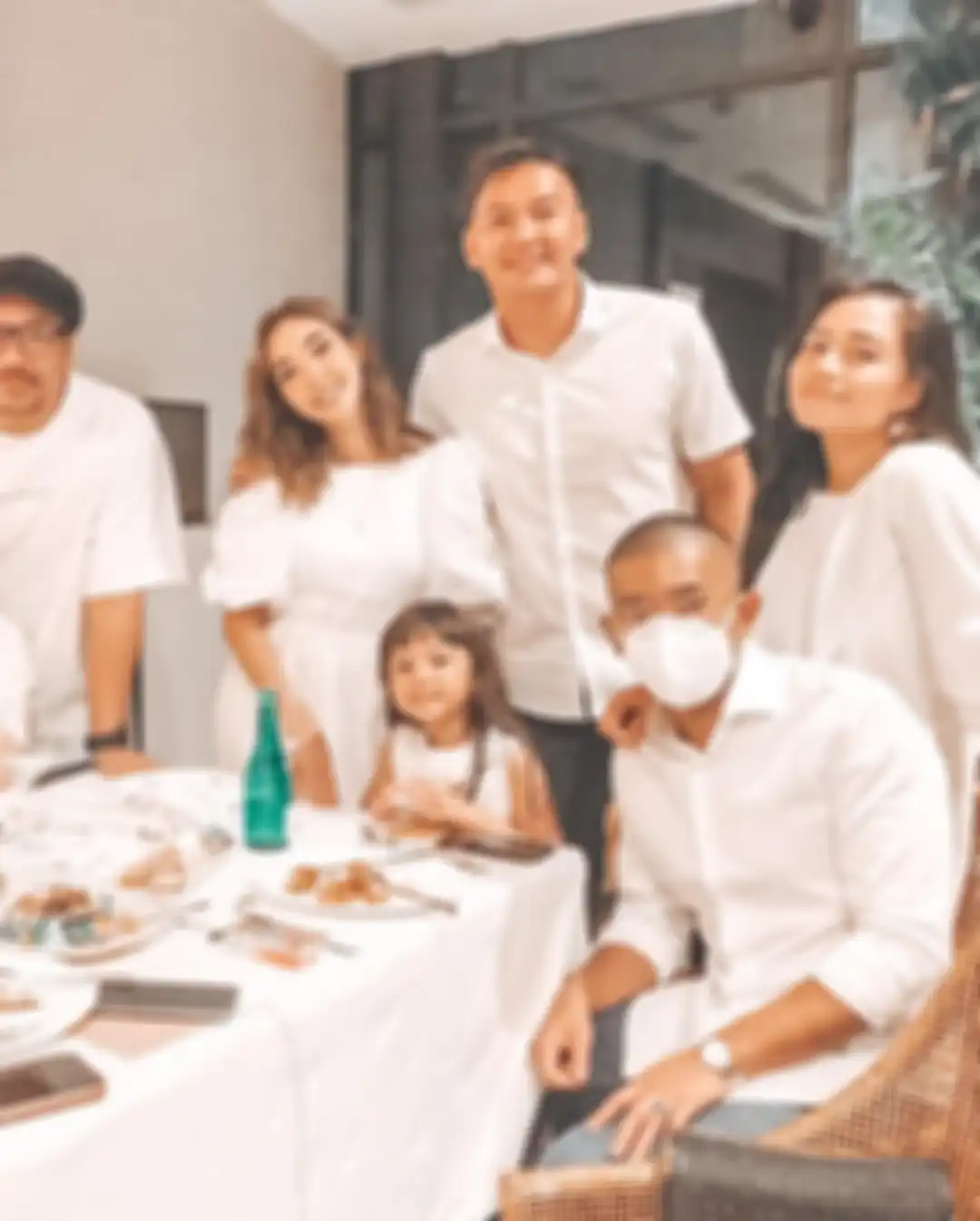 Gisel membuat lidah netizen kelu lewat foto mengejutkan. Gisel menyisipkan doa bagi sang kekasih saat mengunggah foto mengejutkan ini. 