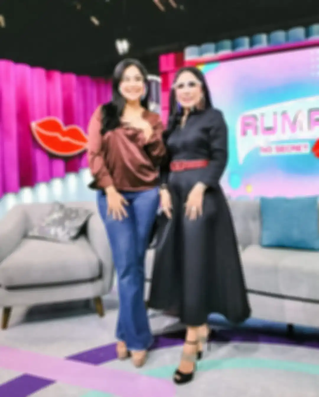 Uci Flowdea memamerkan foto bareng Feni Rose di Instagram. Rupanya, Crazy Rich Surabaya ini mengaku ditipu saat rintis binsnis.