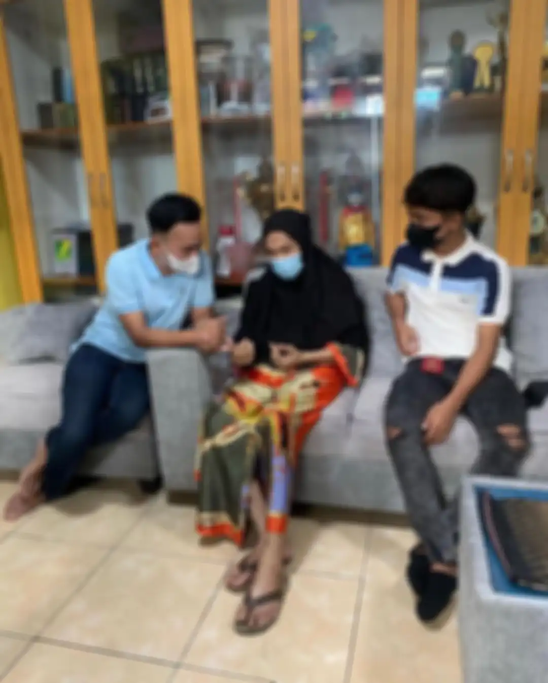 Tatapan kosong Dorce Gamalama tertangkap kamera saat mengusap pipi Betrand Peto. Kondisi kakinya membengkak hingga tak bisa digunakan berjalan.