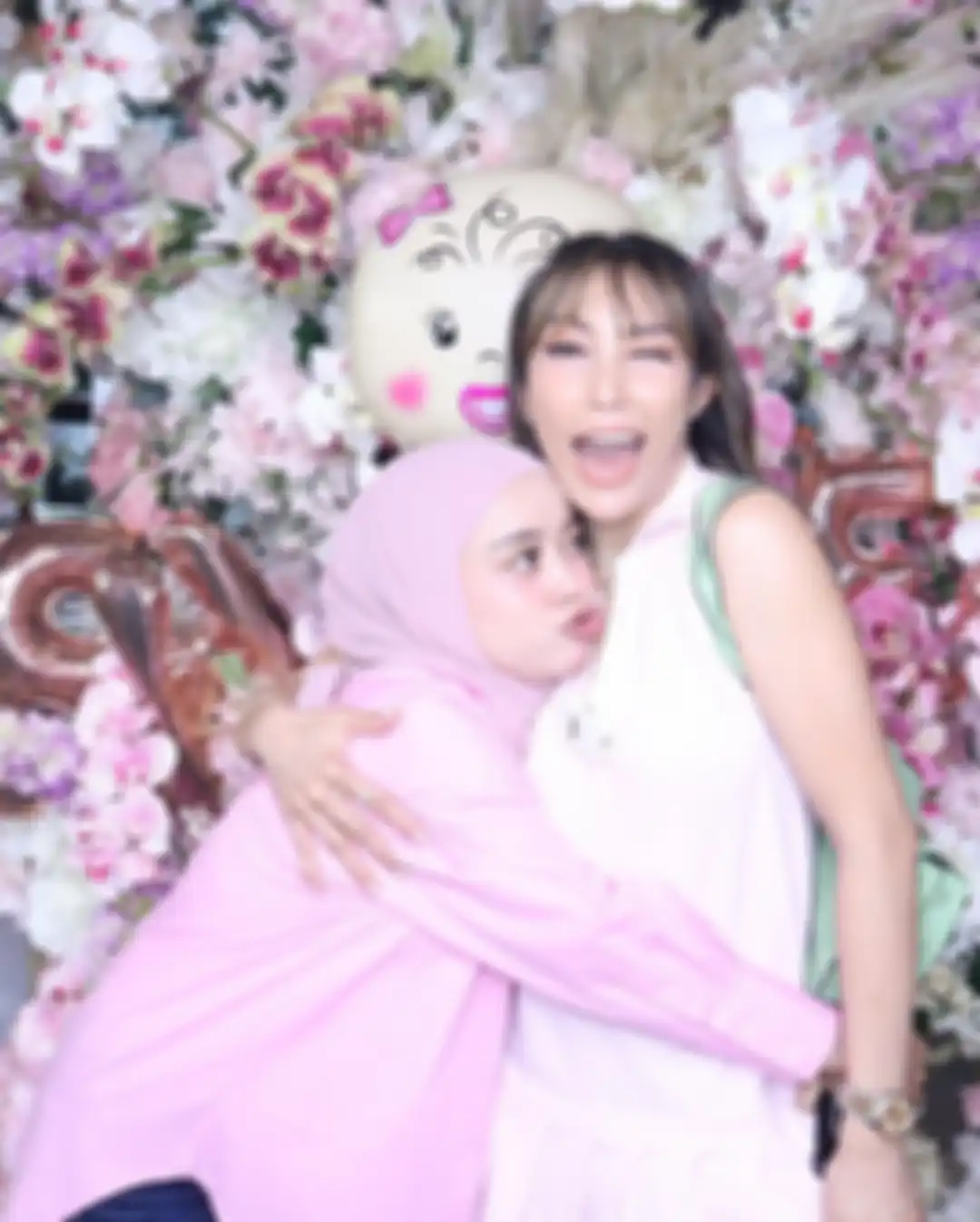 Lesti Kejora yang sudah memiliki satu anak dibilang masih seperti anak SMA. Ternyata malam pertama Lesti dengan Rizky Billar cuma main HP.
