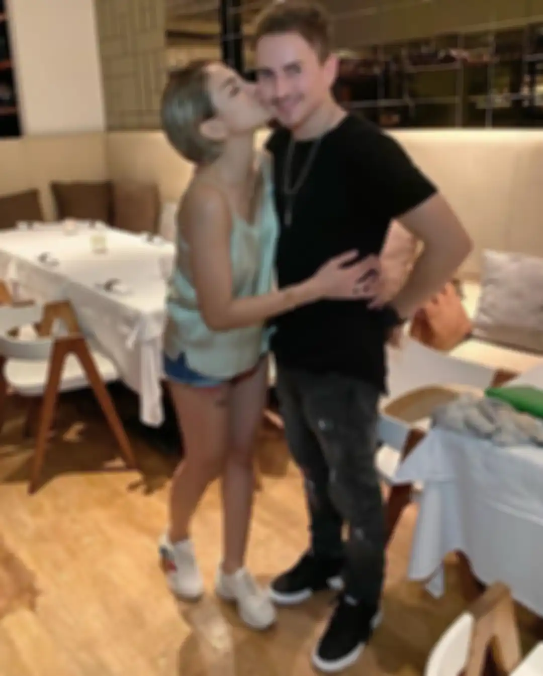 Nikita Mirzani pamer foto mengecup mesra pebalap MotoGP Jorge Lorenzo yang juga senior Marc Marquez. Billy Syahputra bongkar aibnya.