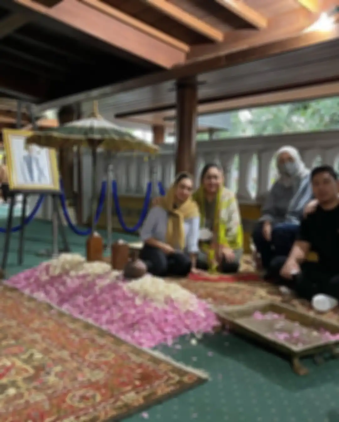 Mantan menantu keluarga Cendana Tata Cahyani kabur ke Singapura. Kini, dia pulang ke Indonesia bawa suami bulenya. Foto lebaran jadi buktinya.