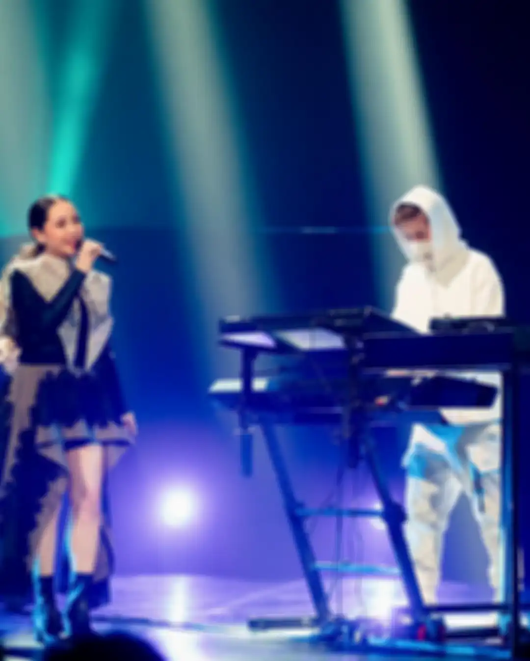 Nagita Slavina saat manggung bareng Alan Walker.