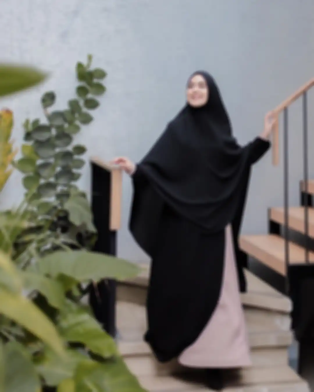 Gamis hitam modis ala Vebby Palwinta