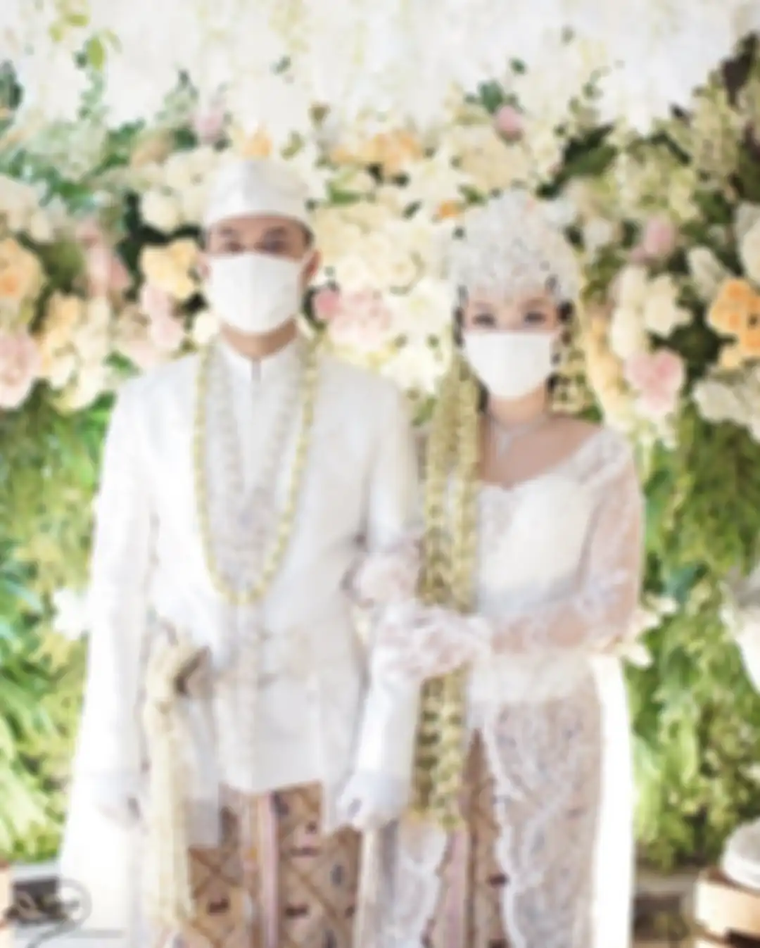 Zaskia Gotik dan Sirajuddin menggunakan masker