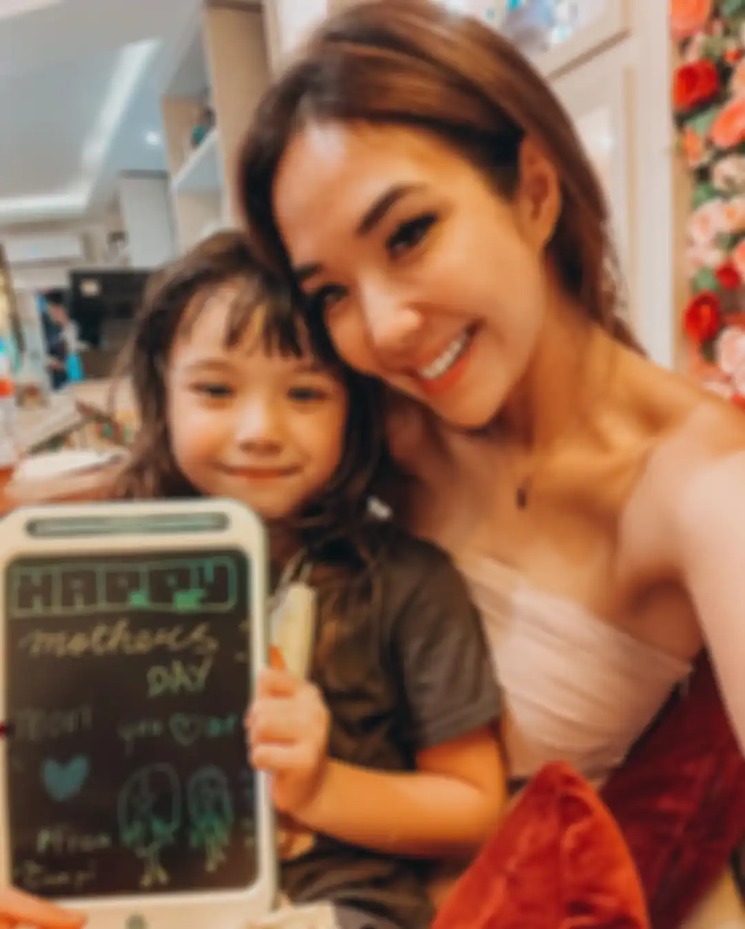 Gisel dan Gempi merayakan Hari Ibu dengan sederhana di Bali. Foto Gisel tampil kompak bareng Gempi juga diunggah di Instagram. 