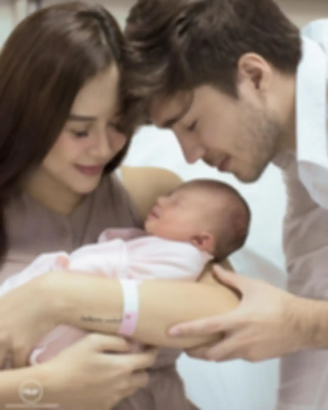 Anak Aura Kasih dan Eryck Amaral usia dua hari