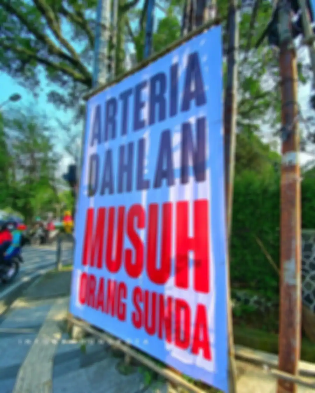Foto spanduk Arteria Dahlan musuh orang Sunda di salah satu ruas di Bandung, Jawa Barat.