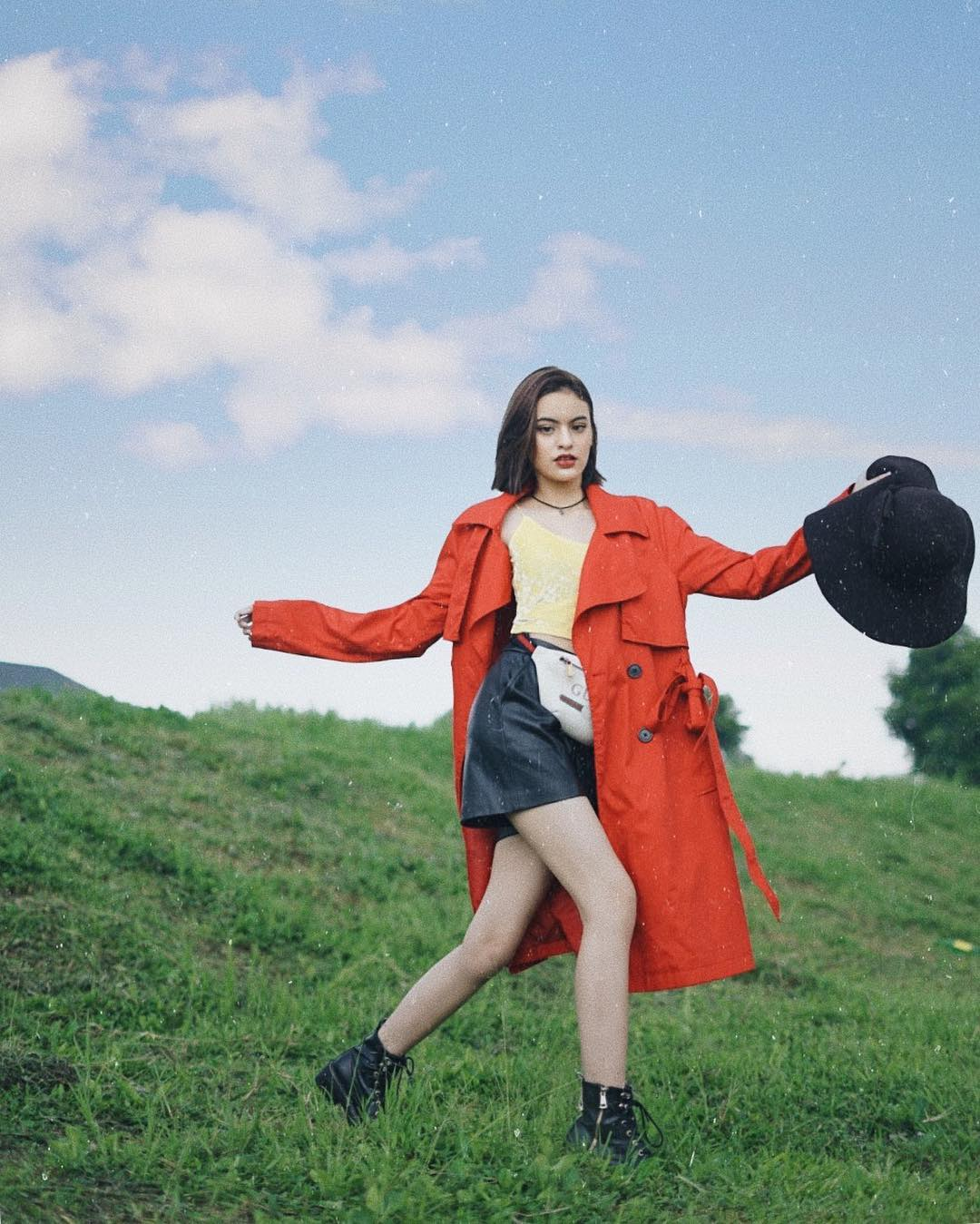 Trik tampil kece dengan outer ala Andira Hadley