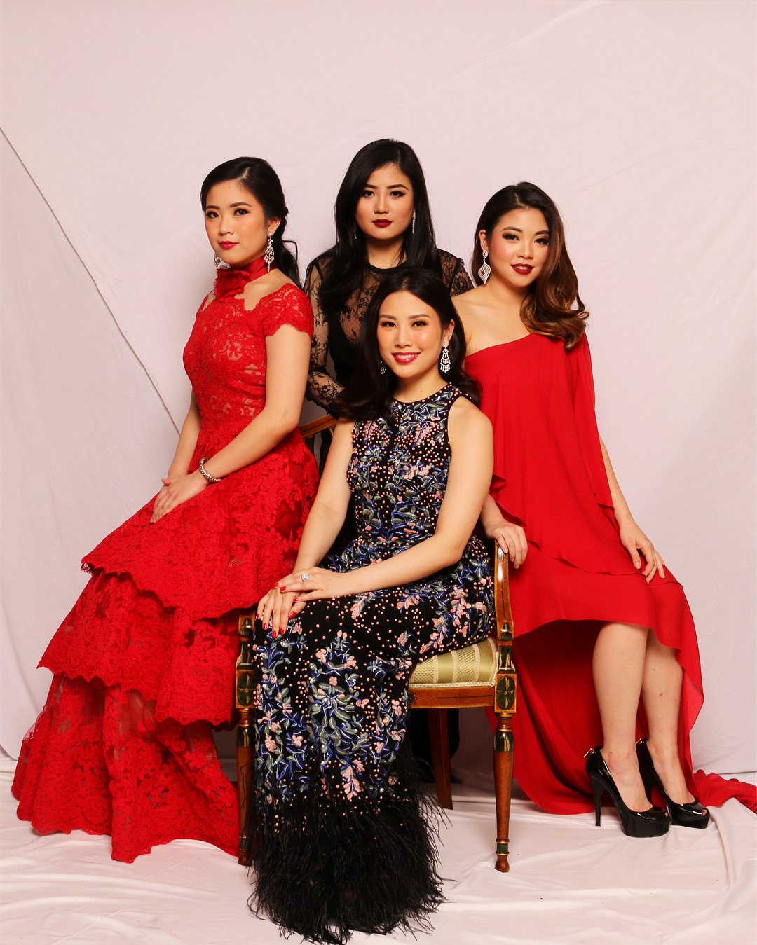 Anak pertama Liliana Tanoesoedibjo, Jessica Tanoesoedibjo (duduk tengah).