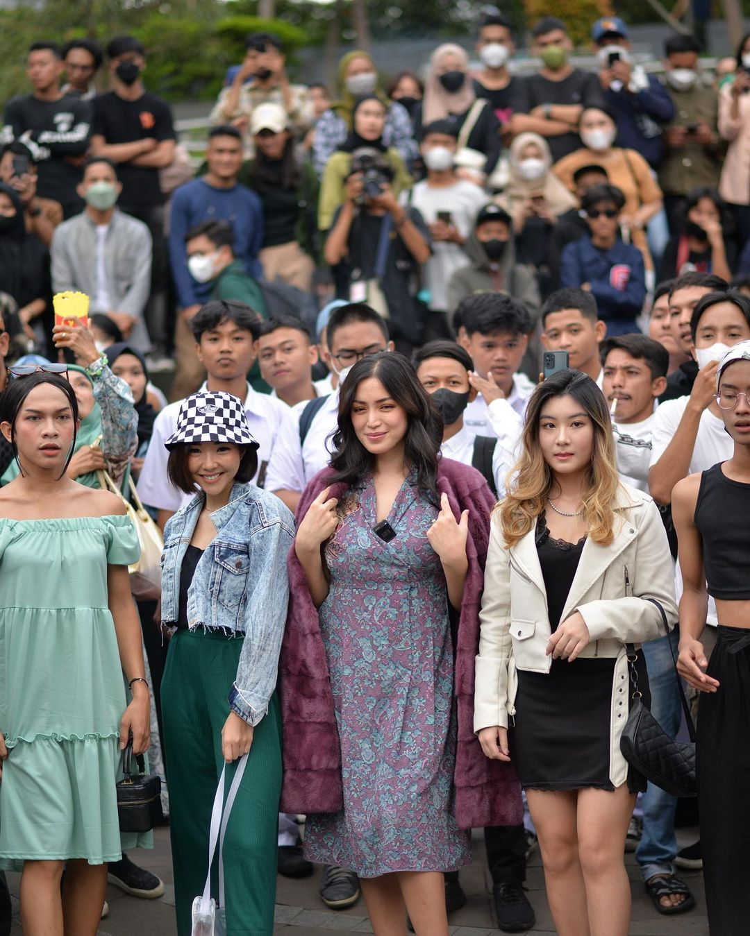 Gisel yang sempat dihujat tampil di Citayam Fashion Week belum kapok pamer foto bareng Bonge, salah satu ikon CFW. 