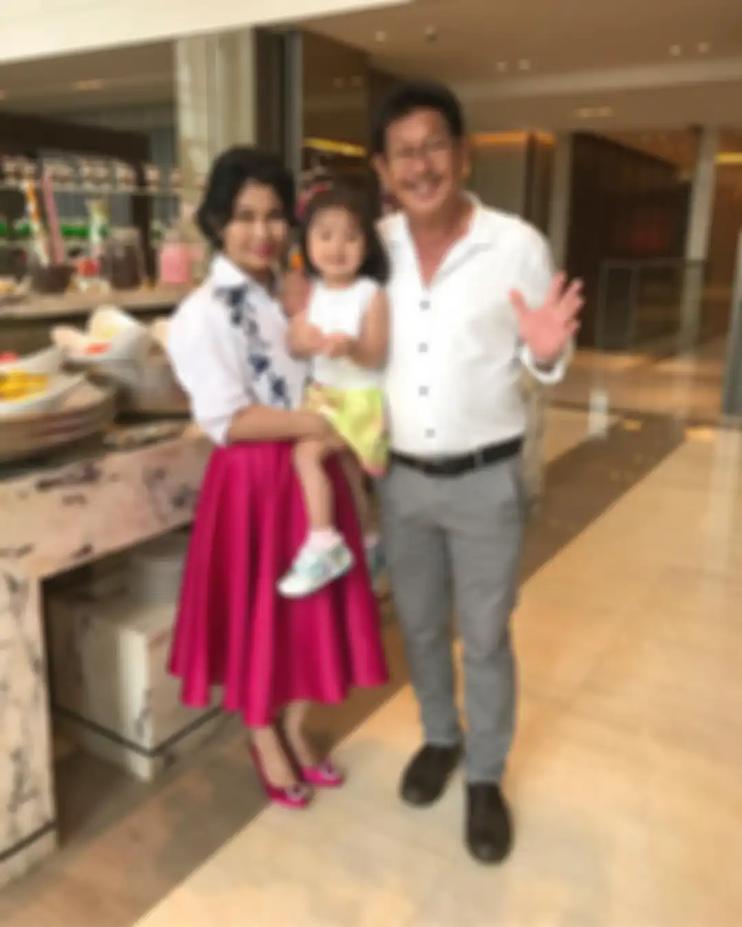 Catharina Erliani, ibu Sandra Dewi, dalam balutan outfit bernuansa fuschia.