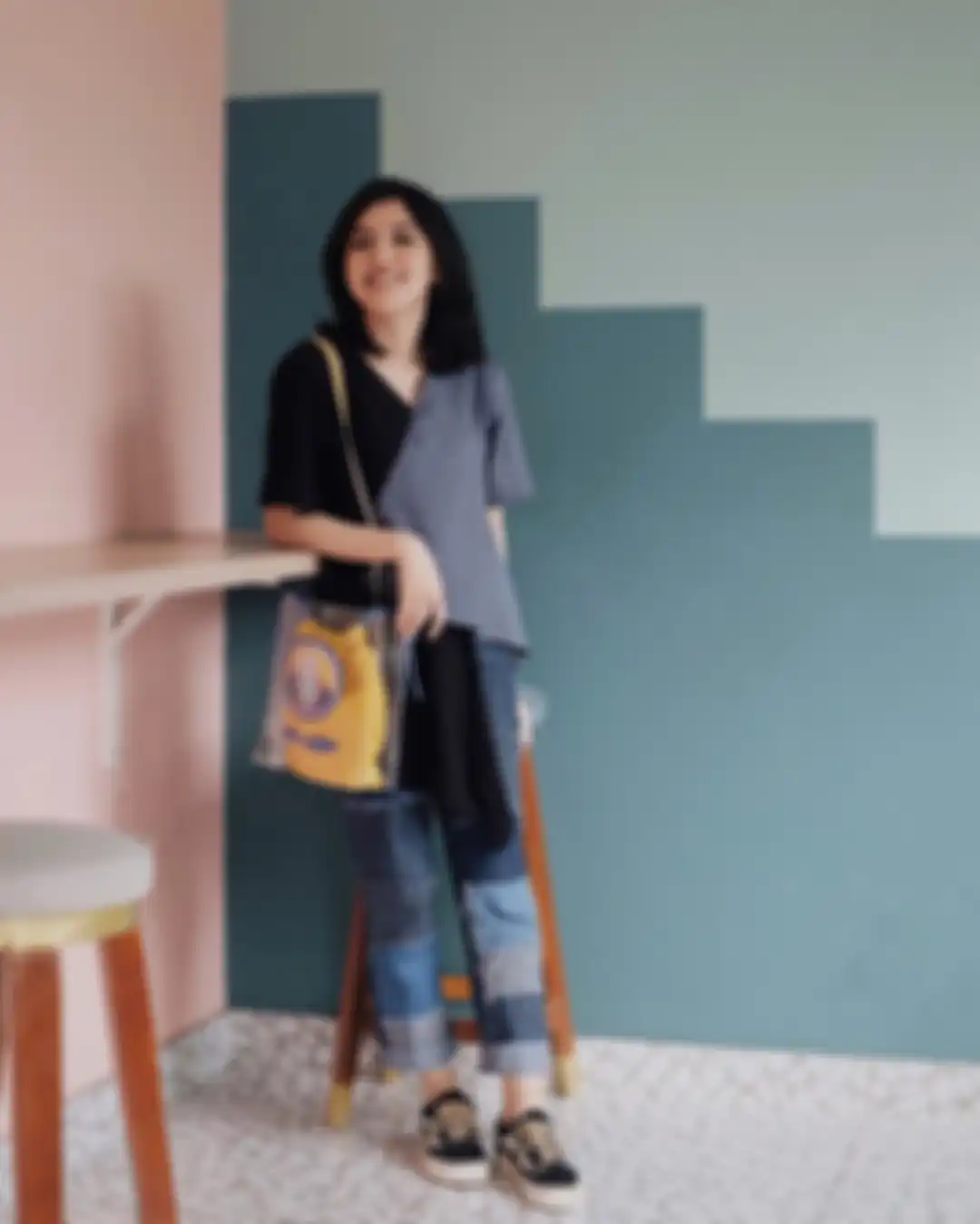 Gaya kasual Ify Alyssa dengan 1 model sneakers