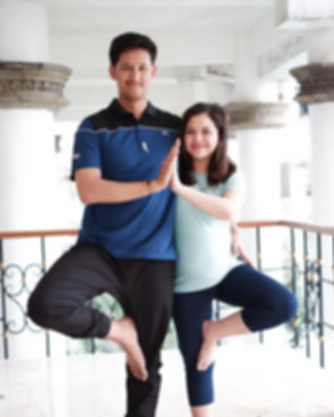 Tasya melakukan Couple Yoga bersama suaminya