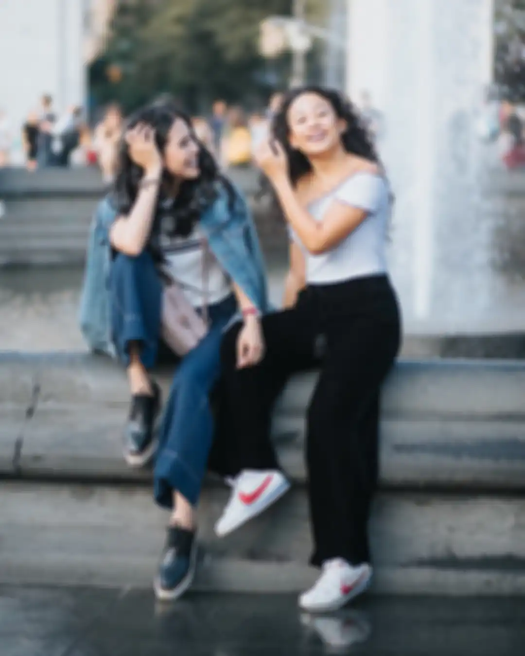 Padu padan jaket denim ala Maudy Ayunda