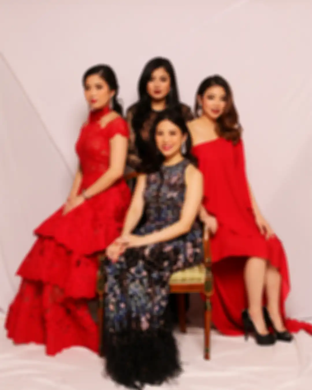 Anak pertama Liliana Tanoesoedibjo, Jessica Tanoesoedibjo (duduk tengah).