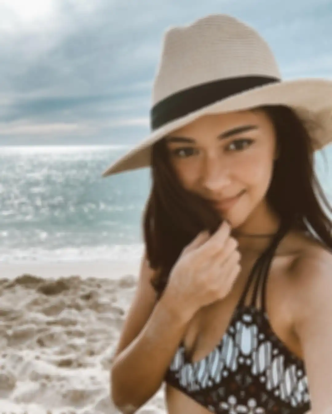Penampilan seksi Nana Mirdad pakai bikini motif batik yang jadi sorotan netizen di media sosial