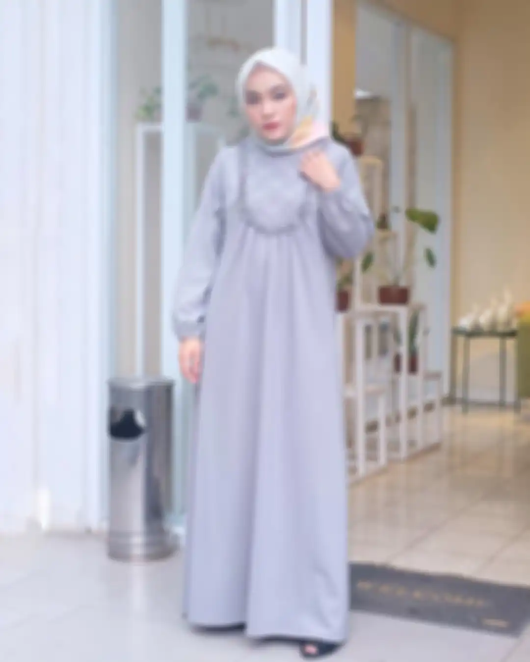 Dress hijab abu-abu buat lebaran