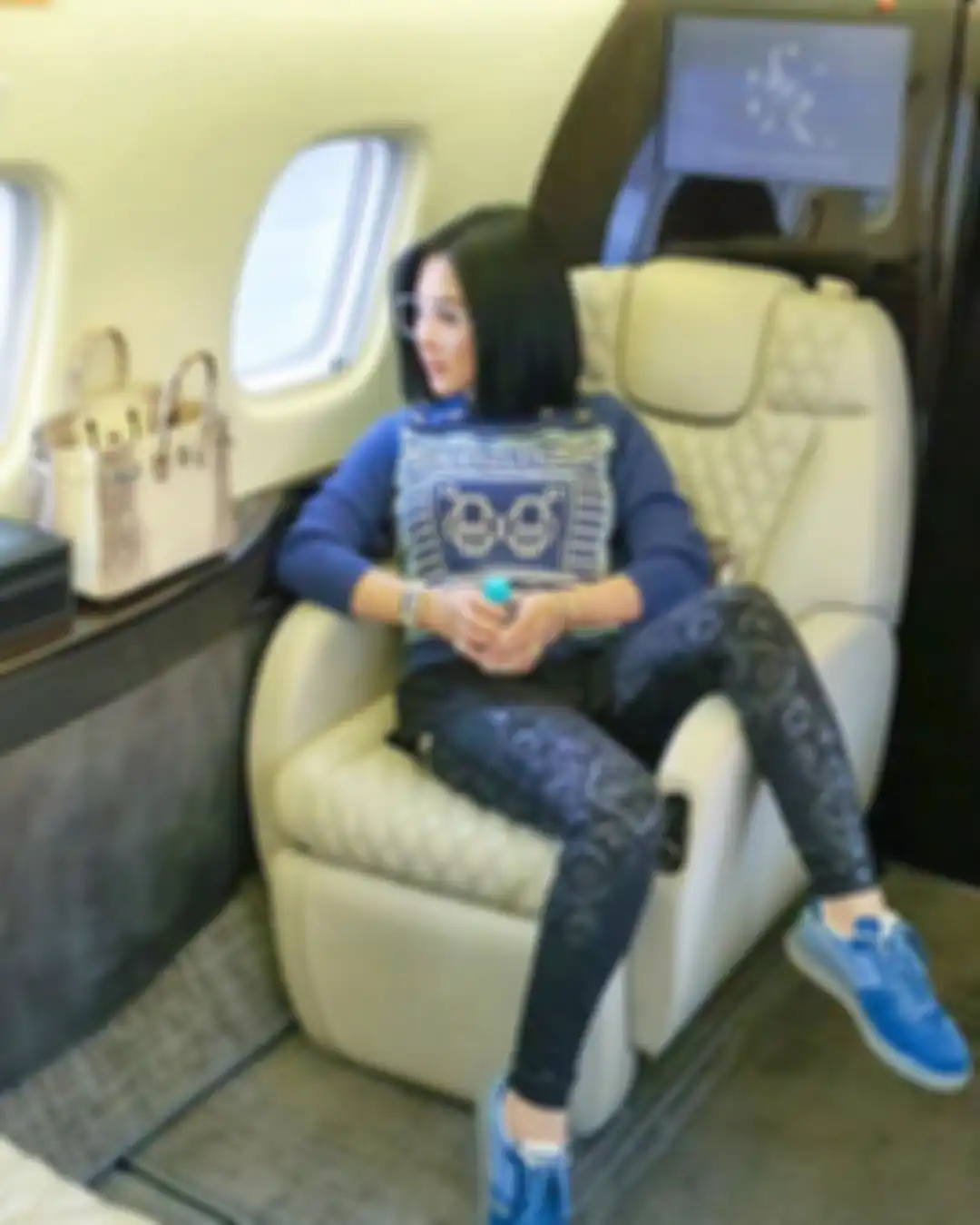 Gaya Syahrini saat naik jet pribadi