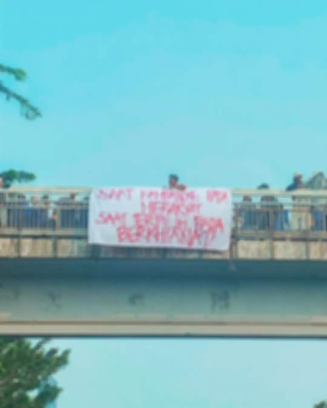 == Mahasiswa di berbagai penjuru Indonesia serempak turun ke jalan berdemonstrasi, Selasa (24/9/2019). Di antara mereka tak sedikit membawa poster bernada kocak. 