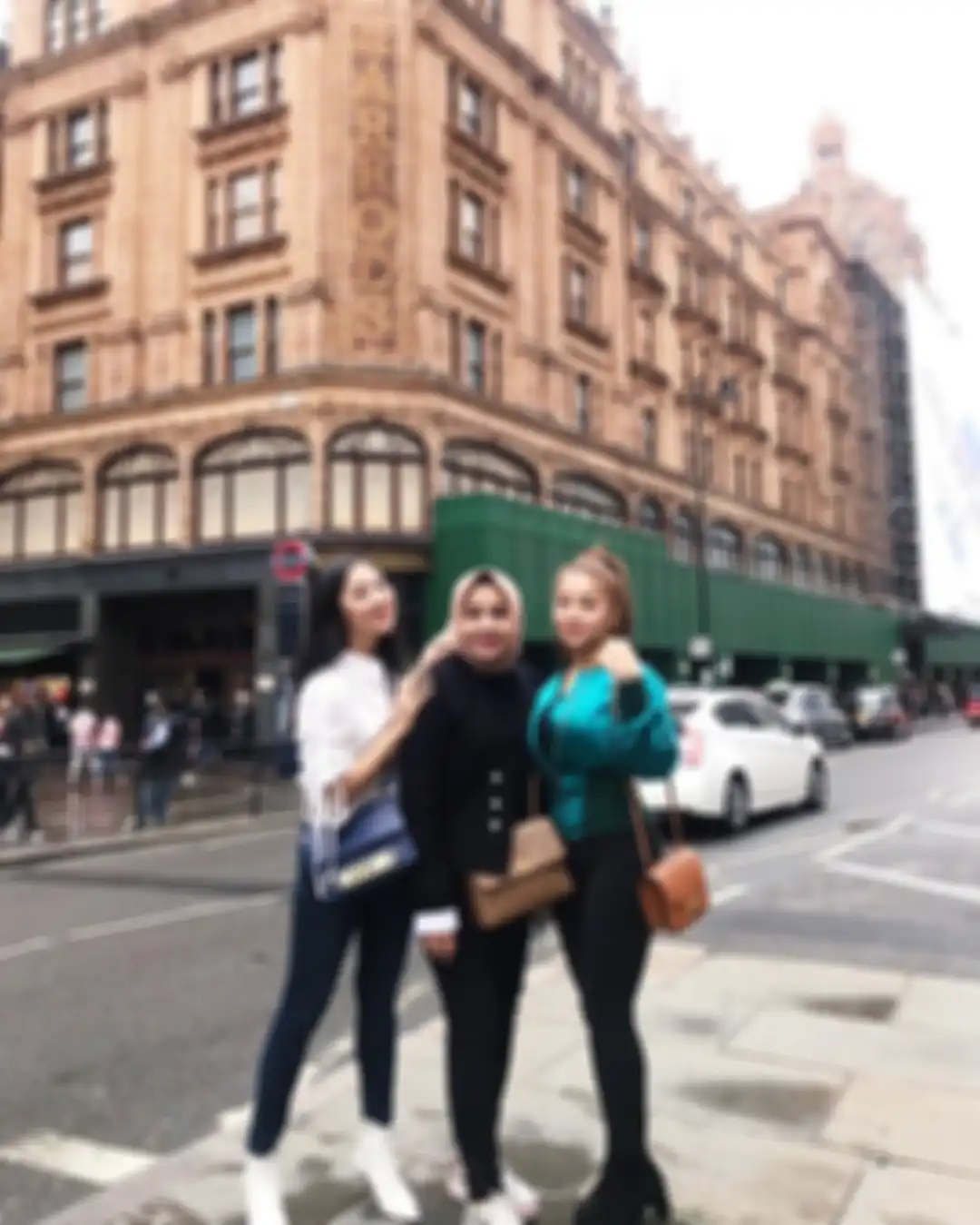 Gaya kompak Nikita Willy bareng Winona Willy dan sang Mama.