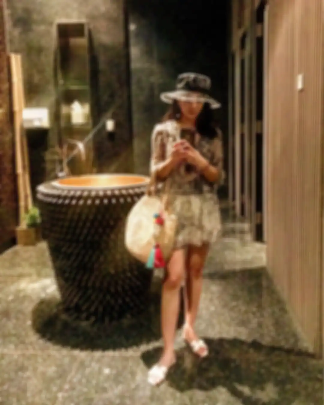 Penampilan seksi Bunga Zainal saat selfie di kamar mandi