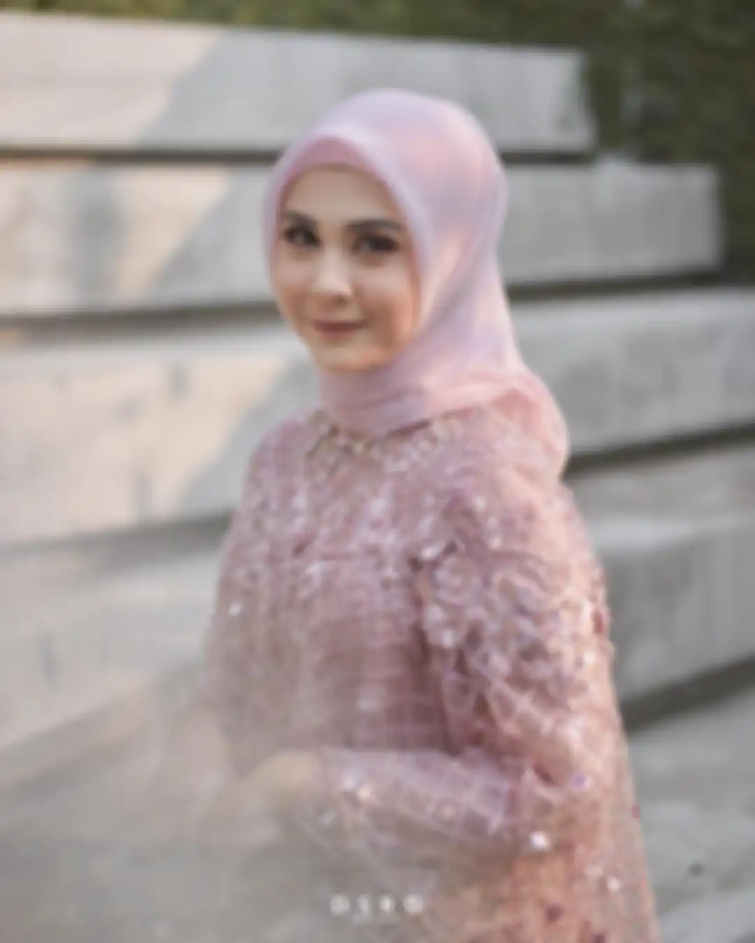 Penampilan Kesha Ratuliu di hari pertunangannya