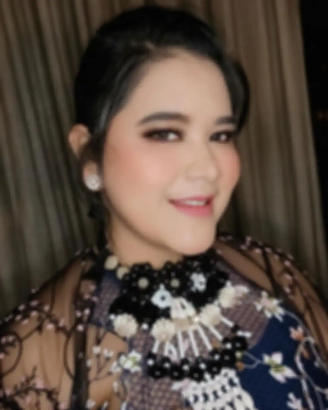 Gaya makeup flawless tanpa cukur alis ala Kahiyang Ayu anak Presiden Jokowi