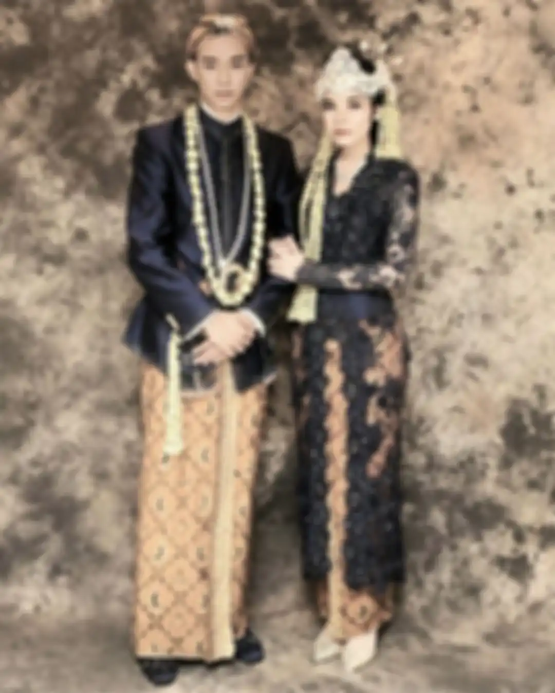 Foto editan memperlihatkan Rossa mwnikah dengan bintang Kore kenakan busana pengantin Jawa