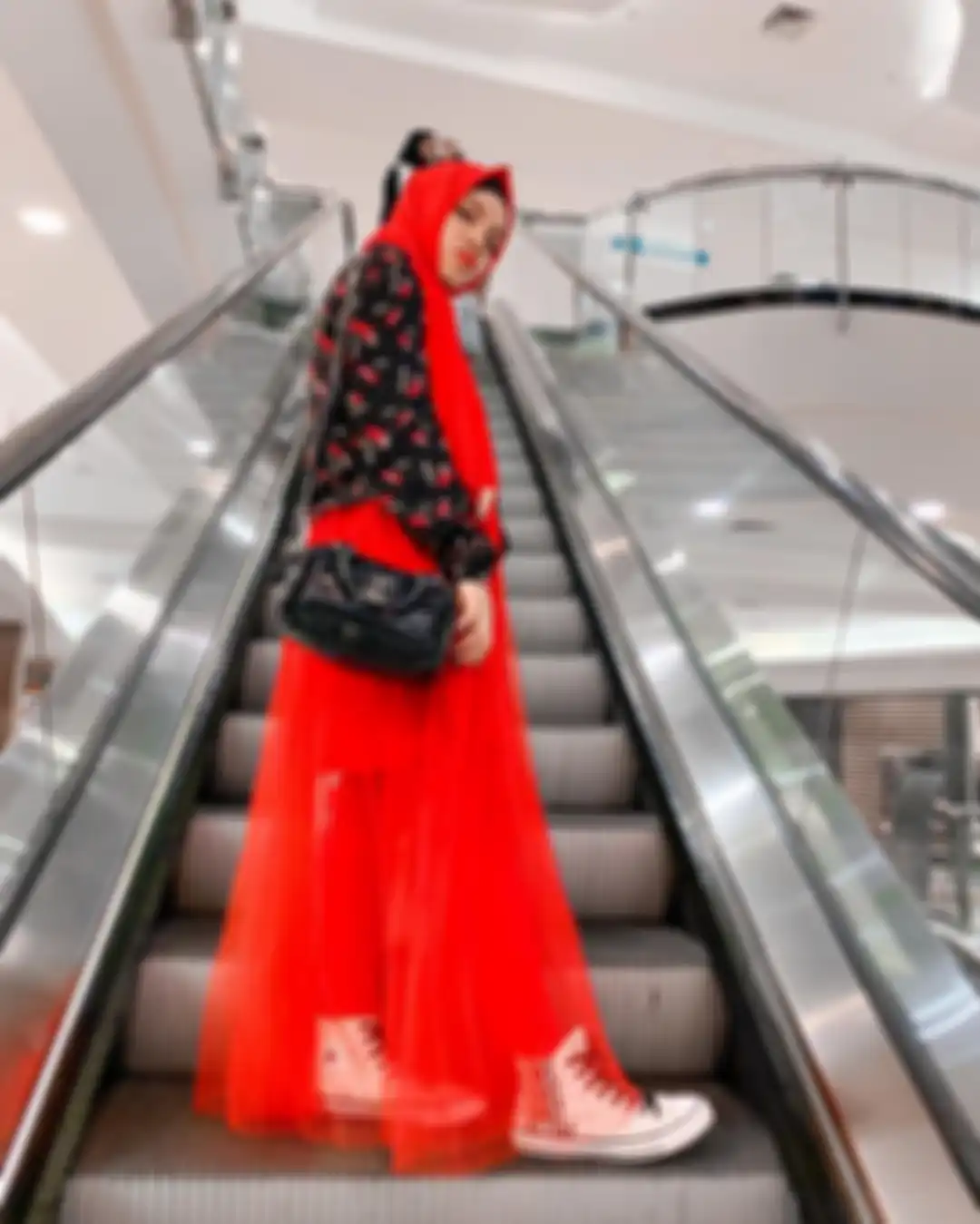 Padu padan bawahan merah ala Sajidah Halilintar