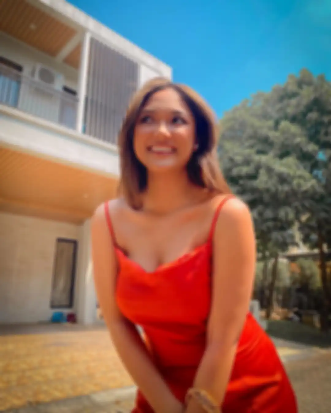 Pose Pakai Dress Tali Tipis Hingga Belahan Dada Mengintip, Tampilan Seksi Marion Jola Kembali Jadi Sorotan!