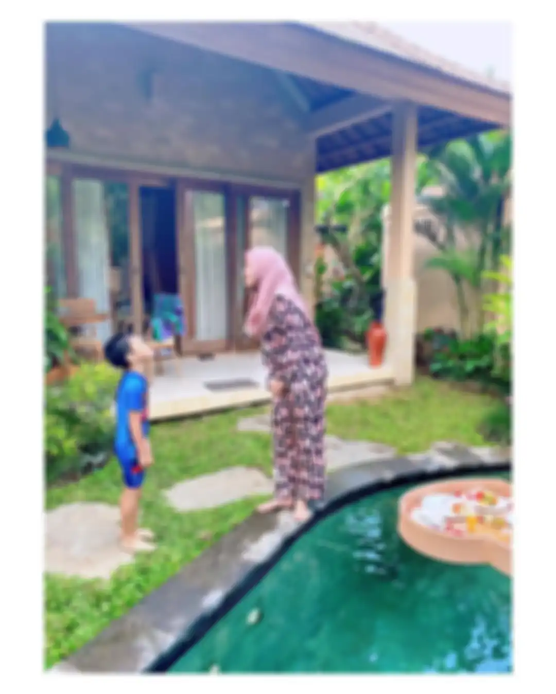Okie Agustina menemani suami dan anaknya berenang