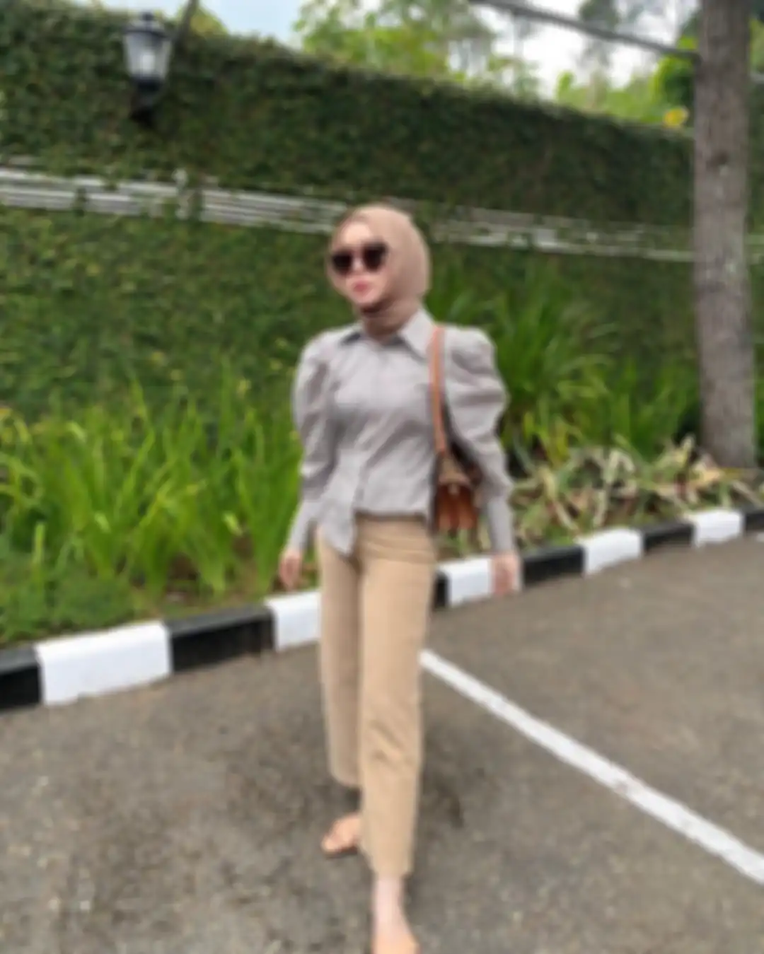  Inspirasi Outfit Hijab Kekinian Untuk Tubuh Mungil ala Lesty Kejora - Blus dan Celana