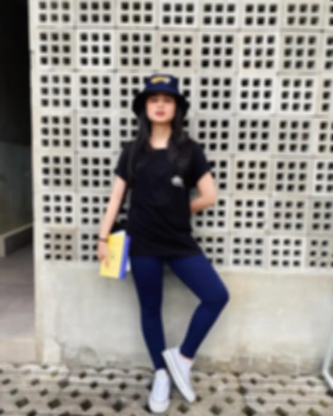 Ide OOTD pakai kaos hitam ala Tissa Biani