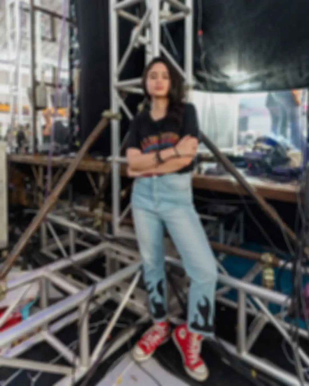 OOTD Tissa Biani dengan high top sneakers Converse merah