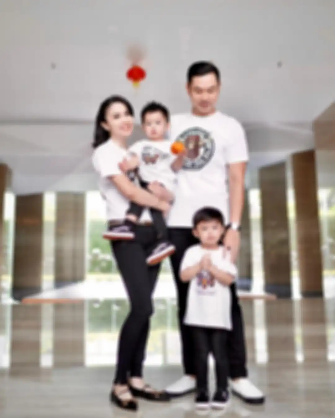 Baju imlek keluarga Sandra Dewi