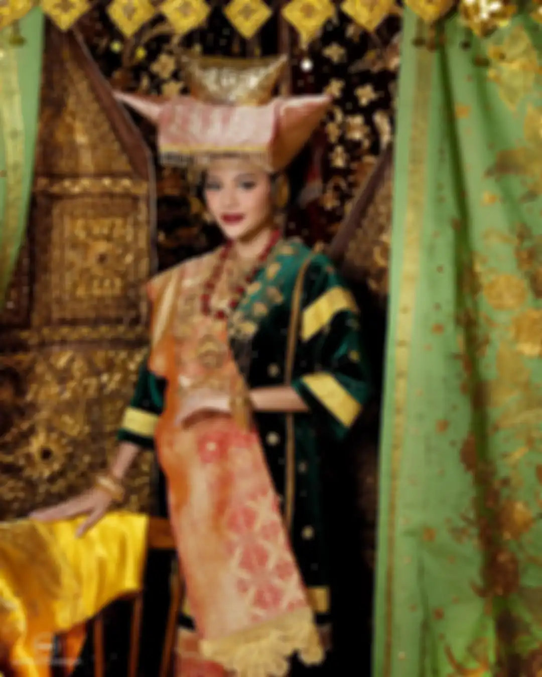 Aurel Hermansyah dengan baju adat Minang